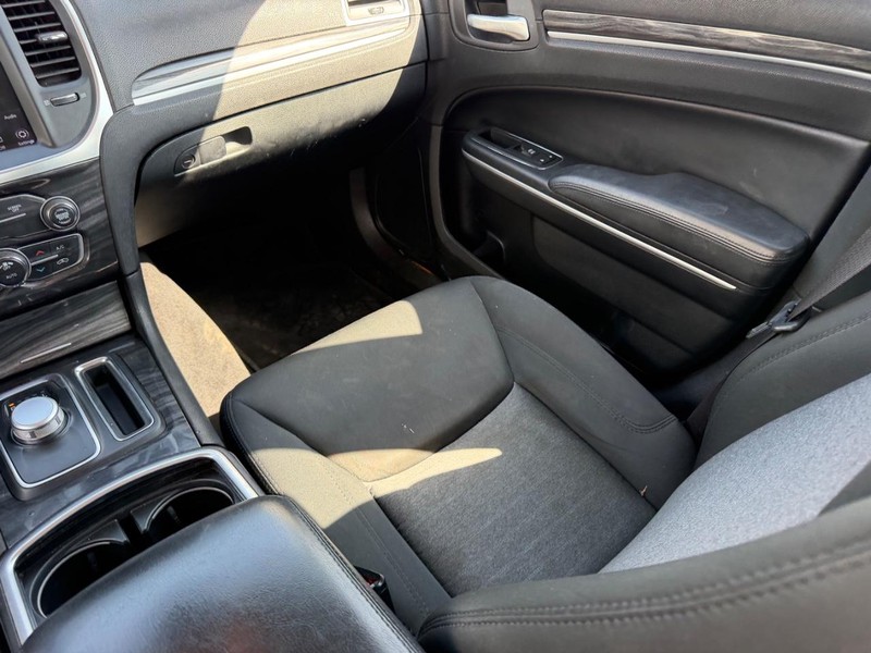 Chrysler 300 Vehicle Full-screen Gallery Image 16