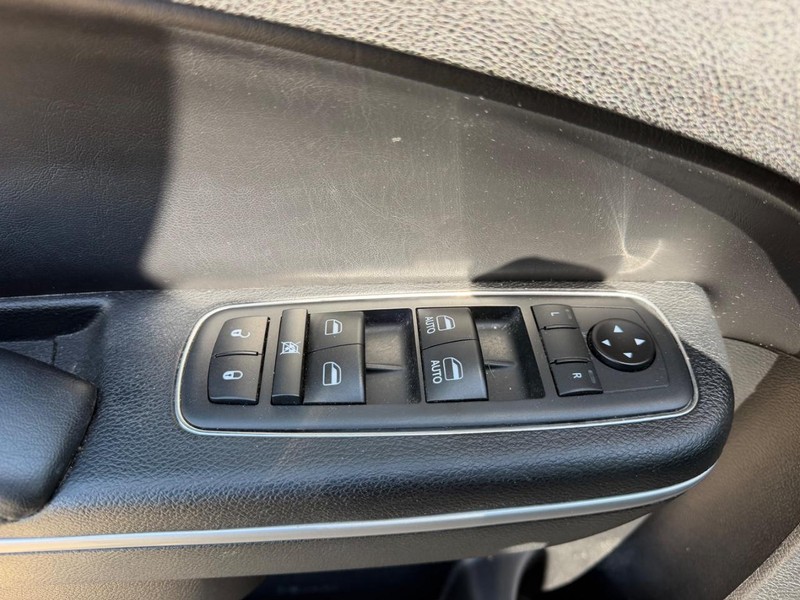 Chrysler 300 Vehicle Full-screen Gallery Image 17