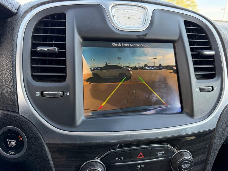 Chrysler 300 Vehicle Full-screen Gallery Image 20