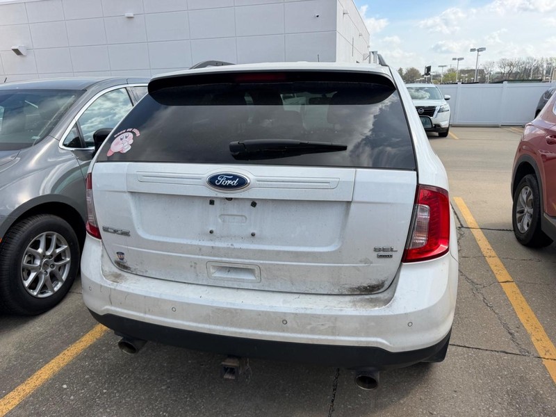 Ford Edge Vehicle Full-screen Gallery Image 03