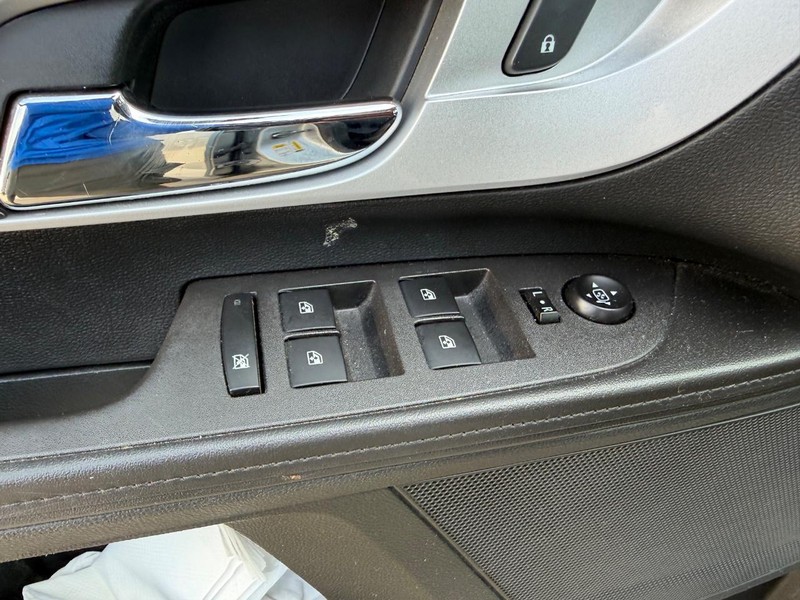Chevrolet Equinox Vehicle Full-screen Gallery Image 17