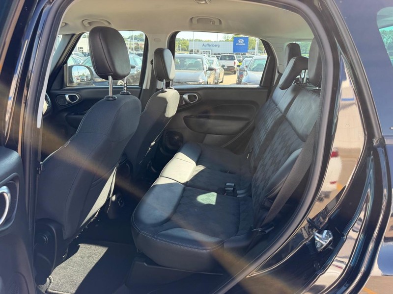 FIAT 500L Vehicle Full-screen Gallery Image 08