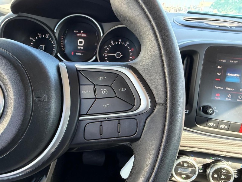 FIAT 500L Vehicle Full-screen Gallery Image 12