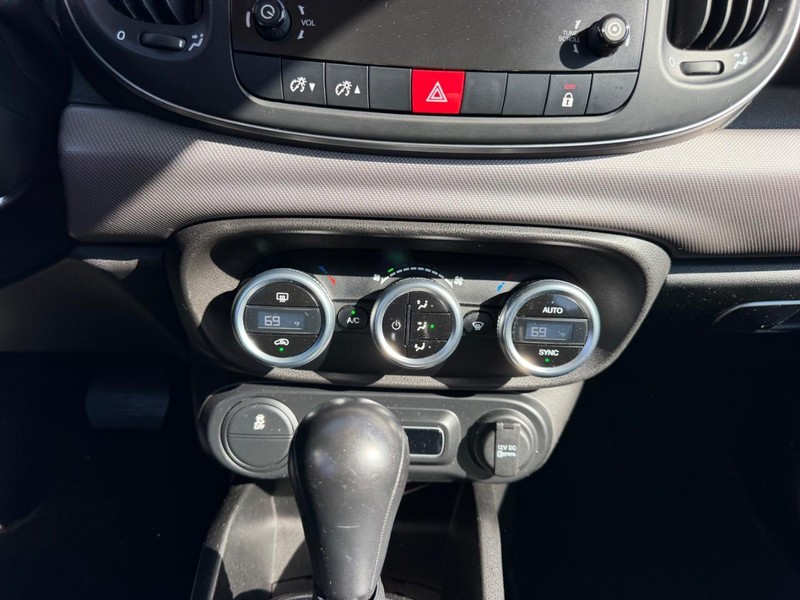 FIAT 500L Vehicle Full-screen Gallery Image 14