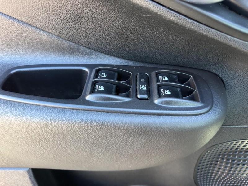 FIAT 500L Vehicle Full-screen Gallery Image 17