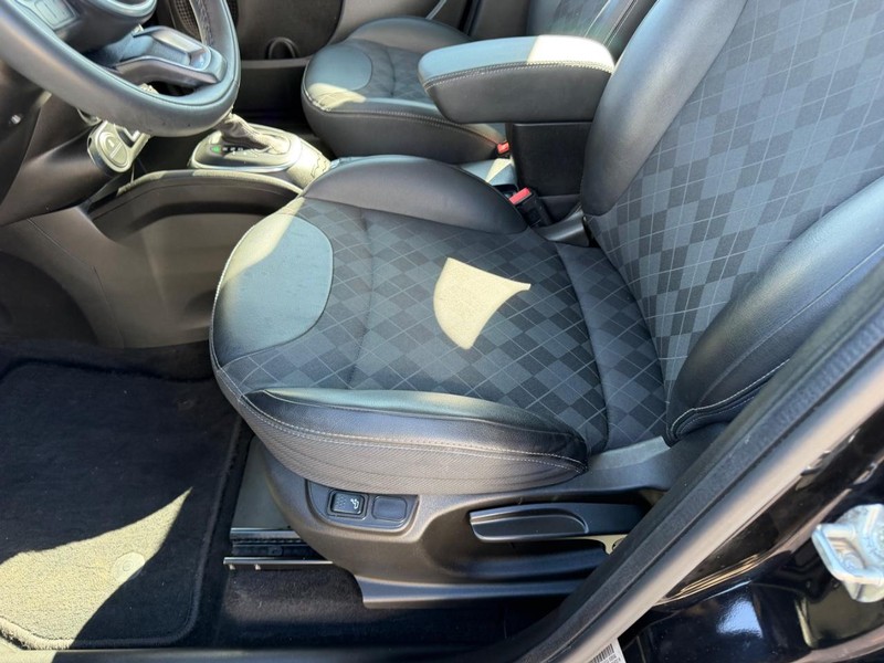 FIAT 500L Vehicle Full-screen Gallery Image 18