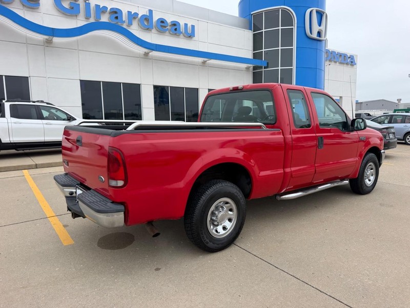 Ford Super Duty F-250 Vehicle Full-screen Gallery Image 02