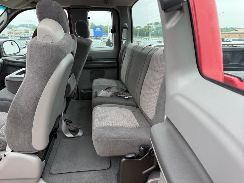 Ford Super Duty F-250 Vehicle Full-screen Gallery Image 08