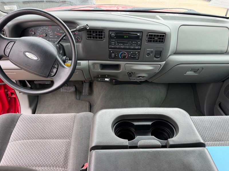 Ford Super Duty F-250 Vehicle Full-screen Gallery Image 09