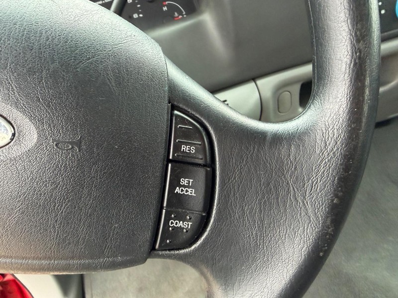 Ford Super Duty F-250 Vehicle Full-screen Gallery Image 12