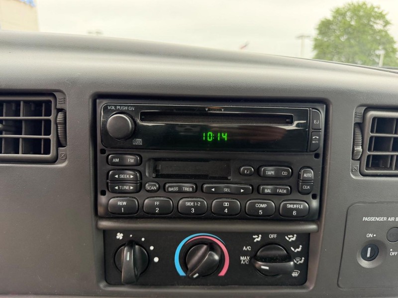 Ford Super Duty F-250 Vehicle Full-screen Gallery Image 13