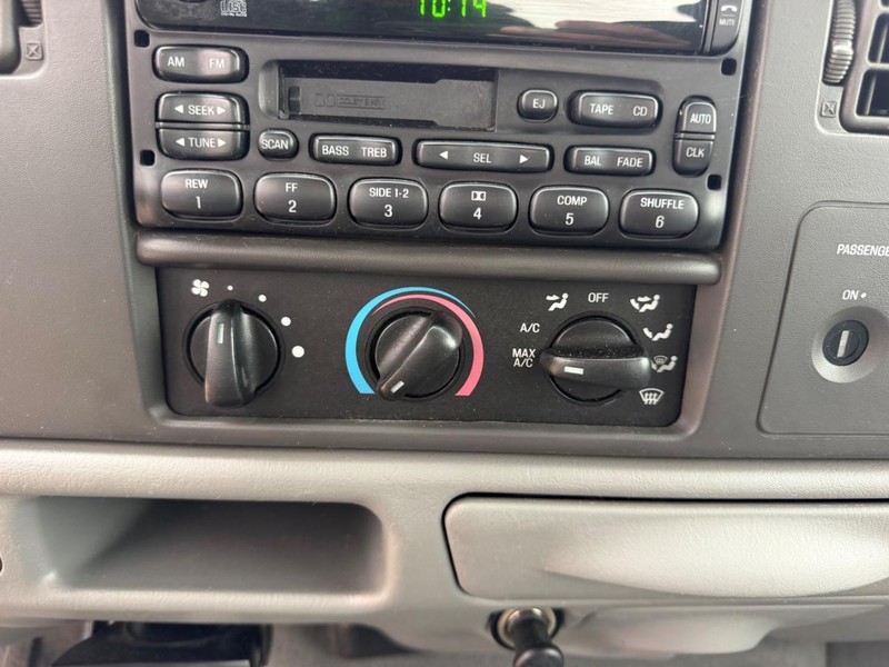 Ford Super Duty F-250 Vehicle Full-screen Gallery Image 14