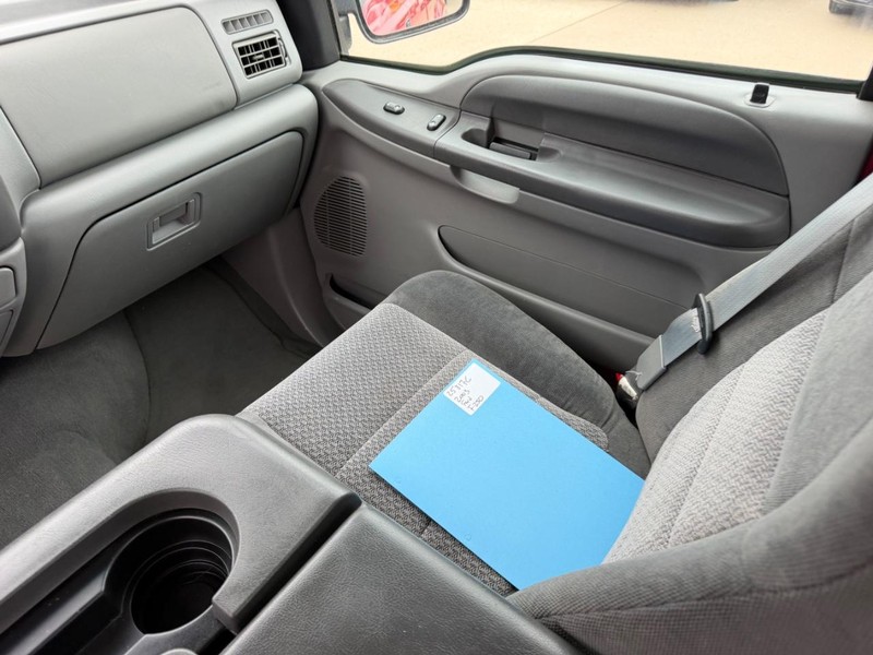 Ford Super Duty F-250 Vehicle Full-screen Gallery Image 15