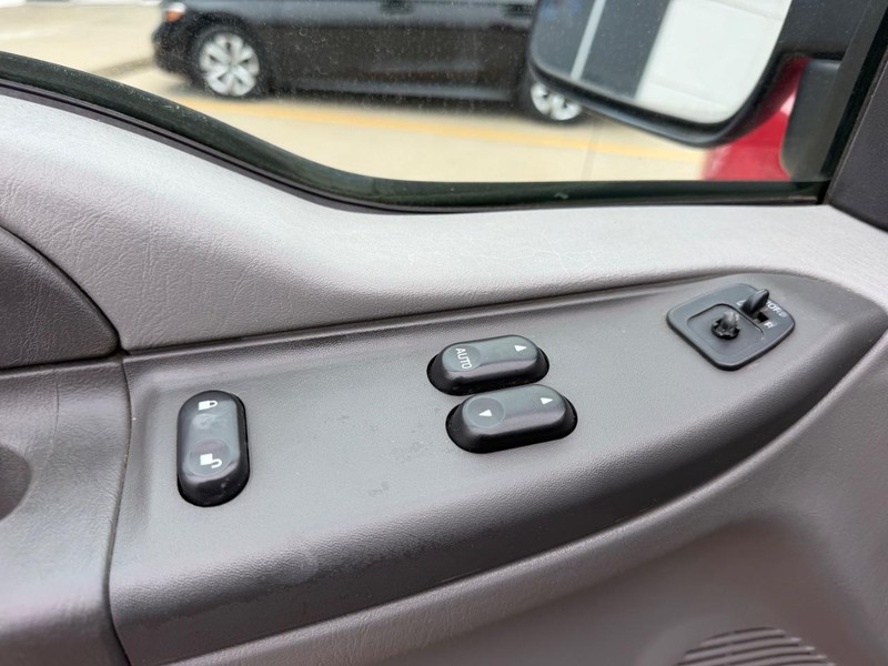 Ford Super Duty F-250 Vehicle Full-screen Gallery Image 16