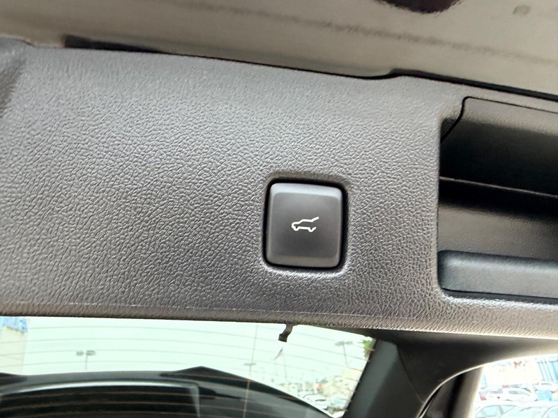 Ford Escape Vehicle Full-screen Gallery Image 05