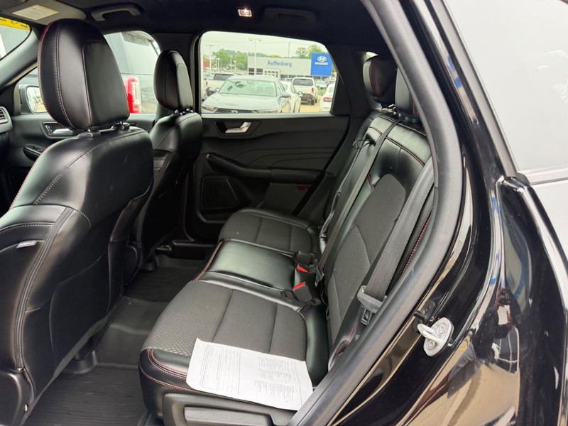 Ford Escape Vehicle Full-screen Gallery Image 09