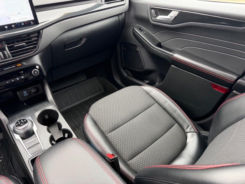 Ford Escape Vehicle Full-screen Gallery Image 17