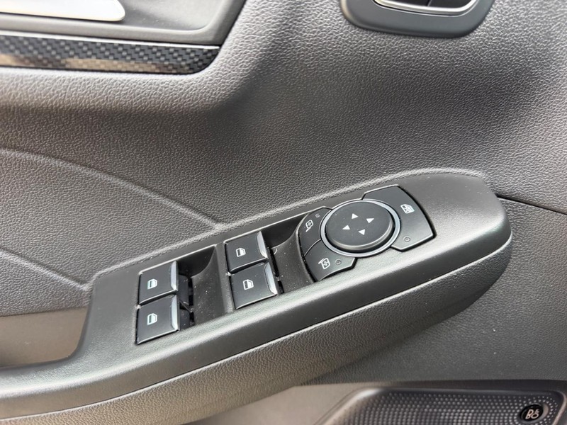 Ford Escape Vehicle Full-screen Gallery Image 18