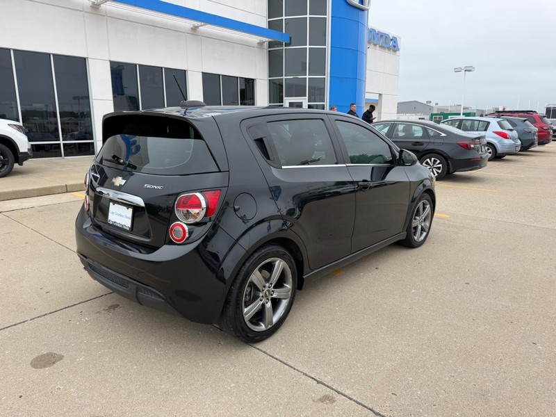 Chevrolet Sonic Vehicle Full-screen Gallery Image 02