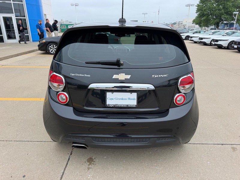Chevrolet Sonic Vehicle Full-screen Gallery Image 03