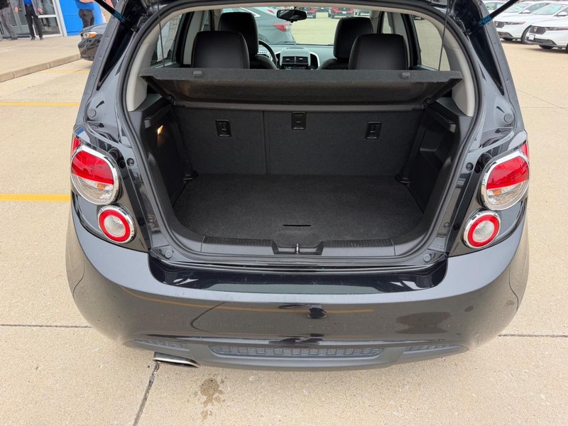 Chevrolet Sonic Vehicle Full-screen Gallery Image 04