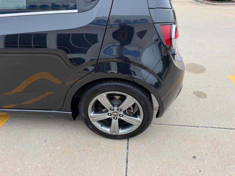 Chevrolet Sonic Vehicle Full-screen Gallery Image 05