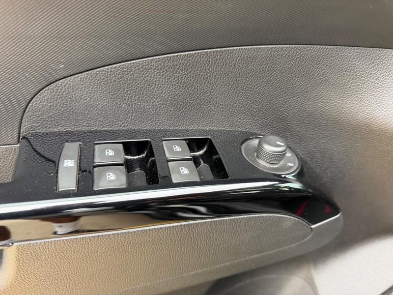 Chevrolet Sonic Vehicle Full-screen Gallery Image 18