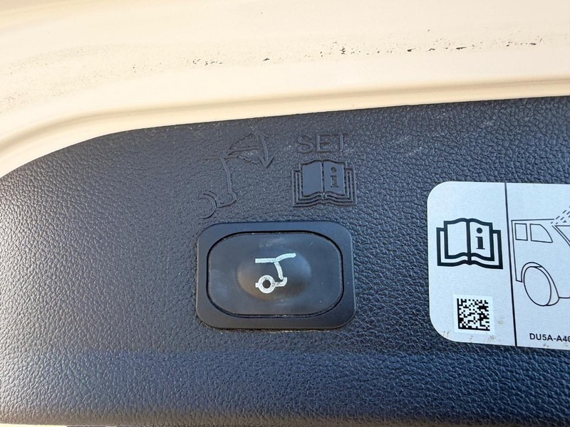 Ford Escape Vehicle Full-screen Gallery Image 05