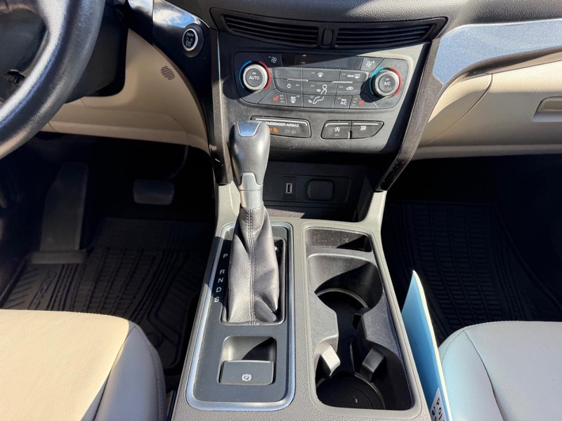Ford Escape Vehicle Full-screen Gallery Image 16