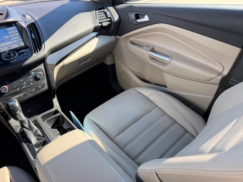 Ford Escape Vehicle Full-screen Gallery Image 17