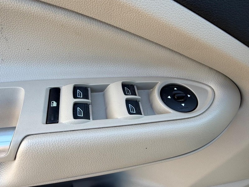 Ford Escape Vehicle Full-screen Gallery Image 18