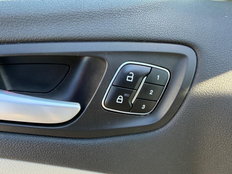 Ford Escape Vehicle Full-screen Gallery Image 19