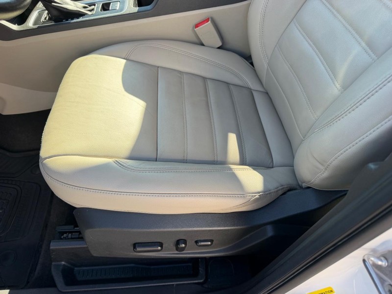 Ford Escape Vehicle Full-screen Gallery Image 20