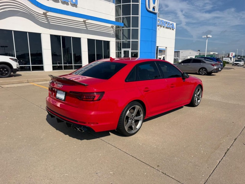 Audi S4 Vehicle Full-screen Gallery Image 02