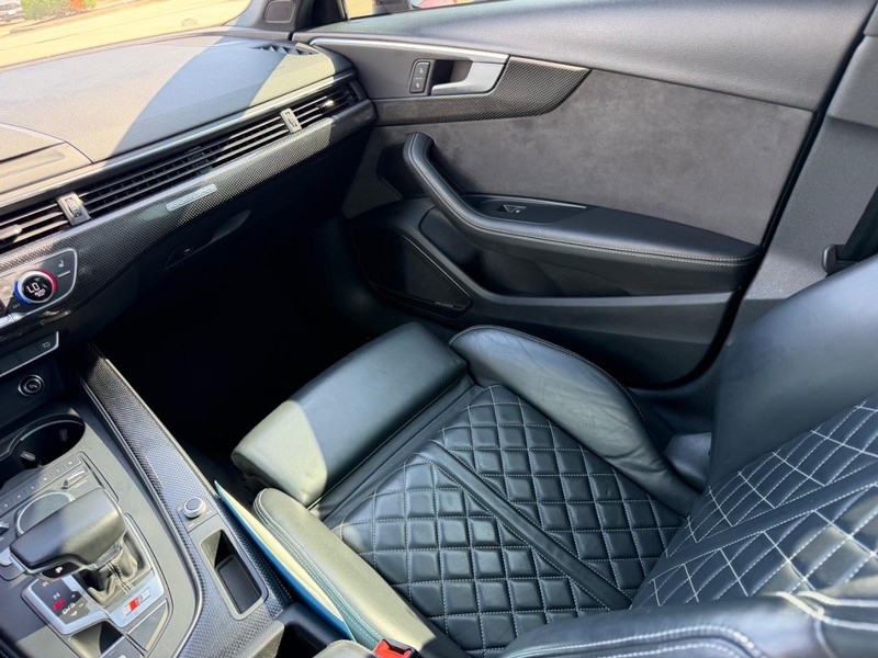 Audi S4 Vehicle Full-screen Gallery Image 18