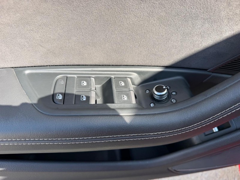 Audi S4 Vehicle Full-screen Gallery Image 19