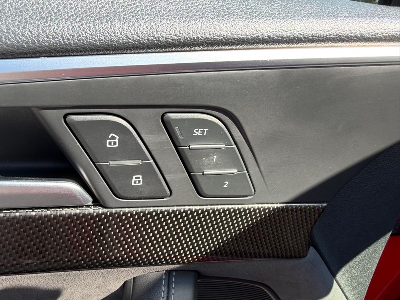 Audi S4 Vehicle Full-screen Gallery Image 20