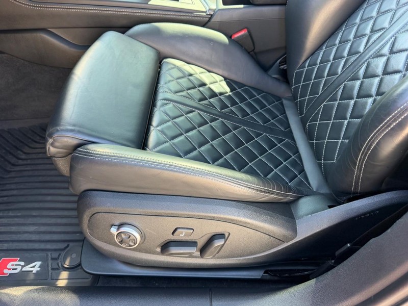 Audi S4 Vehicle Full-screen Gallery Image 21