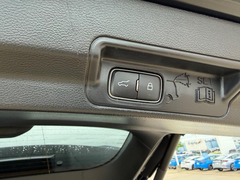 Ford Explorer Vehicle Full-screen Gallery Image 05