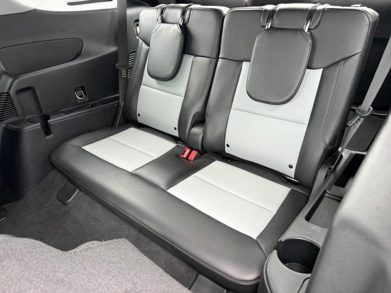 Ford Explorer Vehicle Full-screen Gallery Image 09