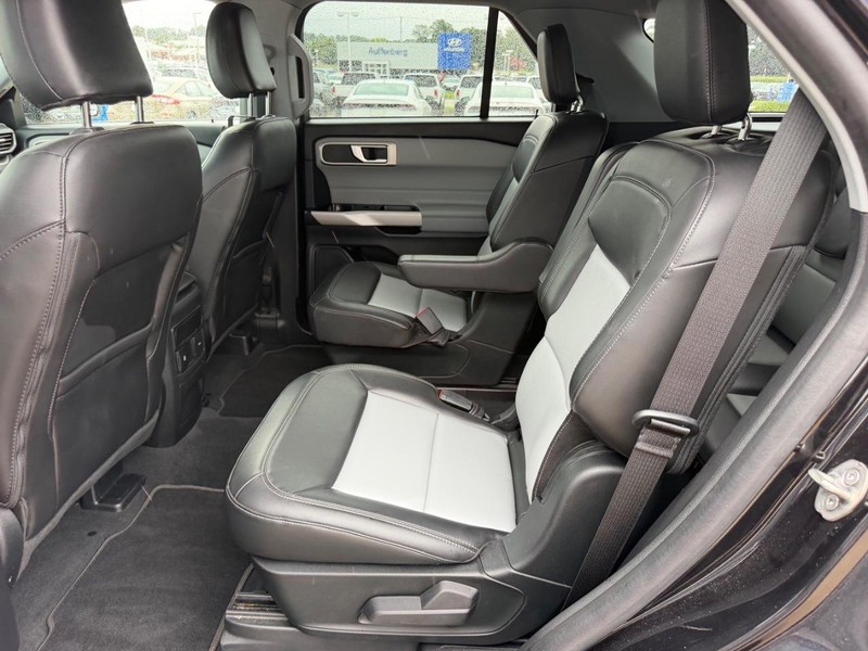 Ford Explorer Vehicle Full-screen Gallery Image 10