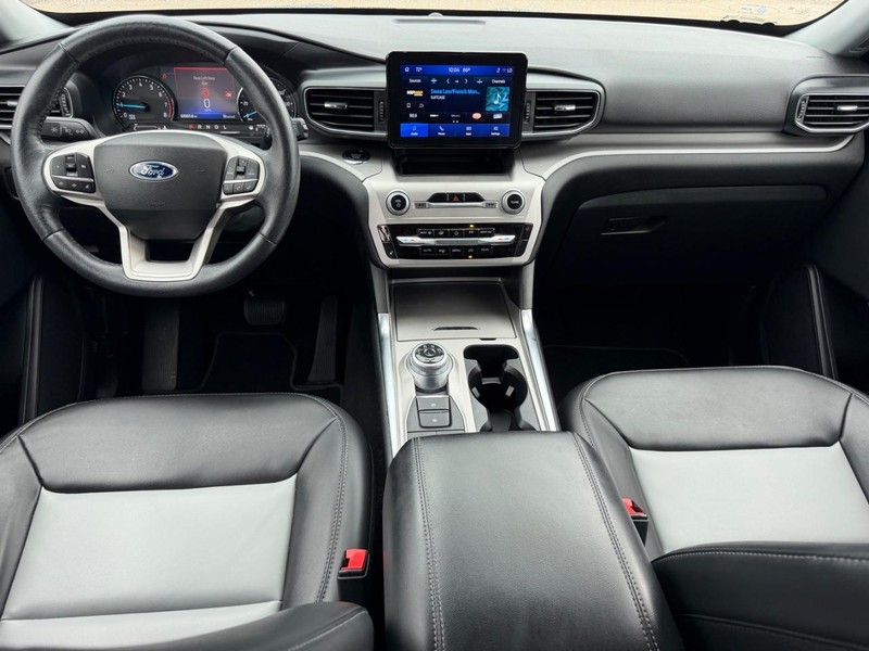 Ford Explorer Vehicle Full-screen Gallery Image 11