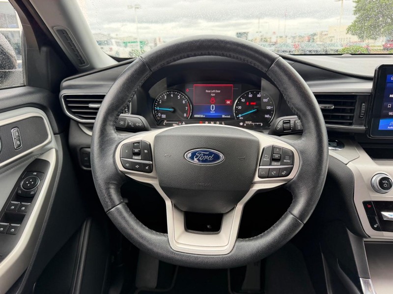 Ford Explorer Vehicle Full-screen Gallery Image 12