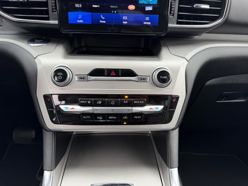 Ford Explorer Vehicle Full-screen Gallery Image 16