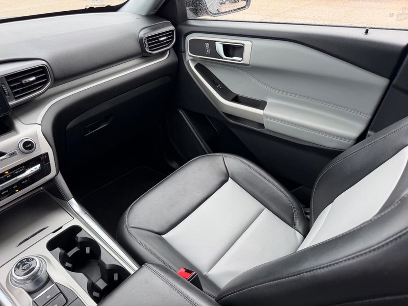 Ford Explorer Vehicle Full-screen Gallery Image 18
