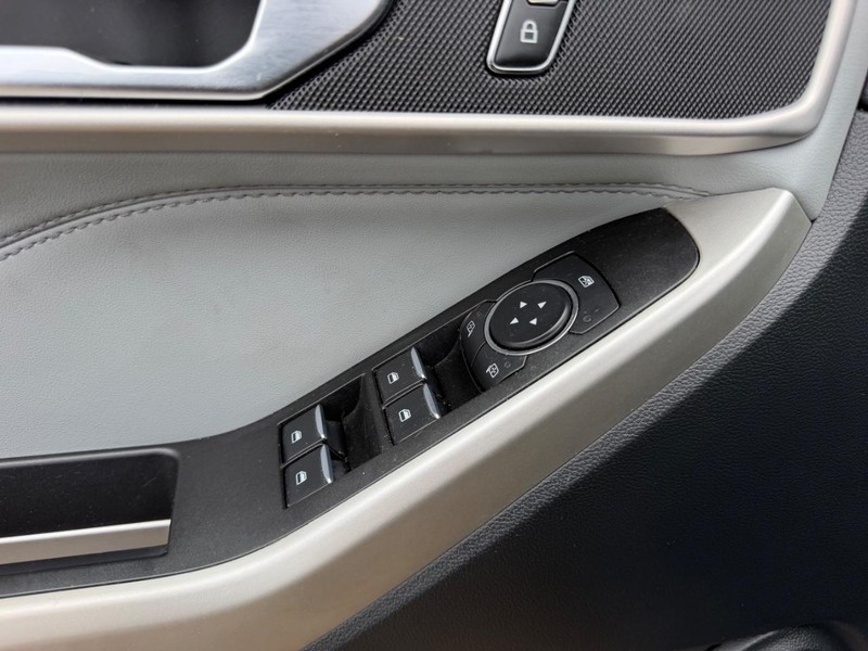 Ford Explorer Vehicle Full-screen Gallery Image 19