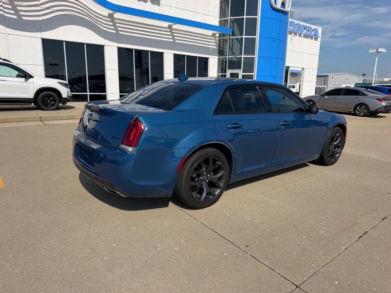 Chrysler 300 Vehicle Full-screen Gallery Image 02