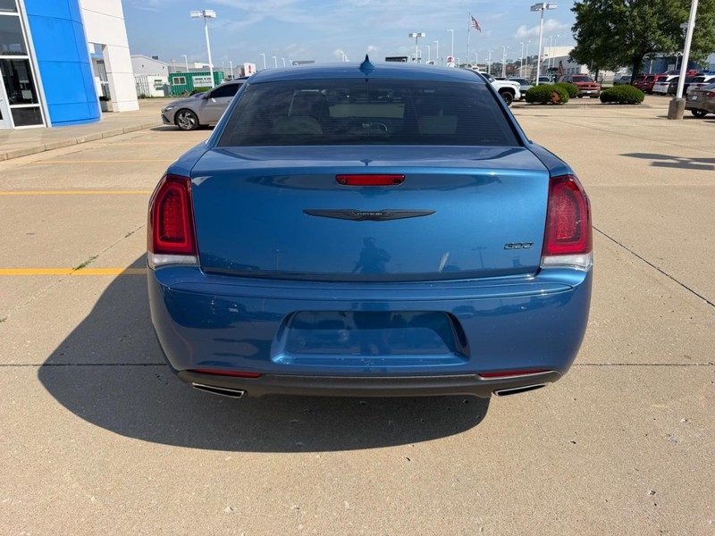 Chrysler 300 Vehicle Full-screen Gallery Image 03