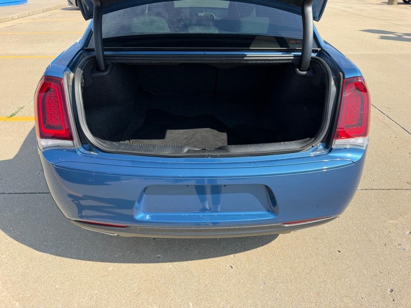 Chrysler 300 Vehicle Full-screen Gallery Image 04