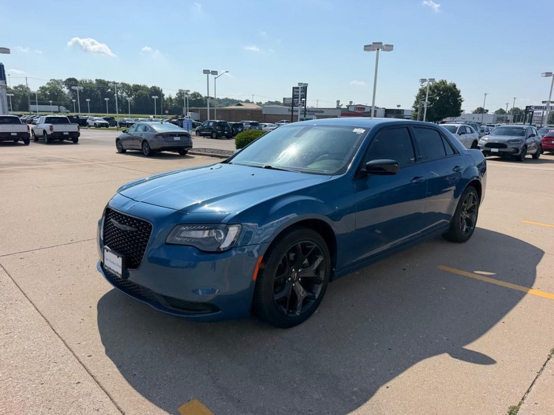 Chrysler 300 Vehicle Full-screen Gallery Image 06